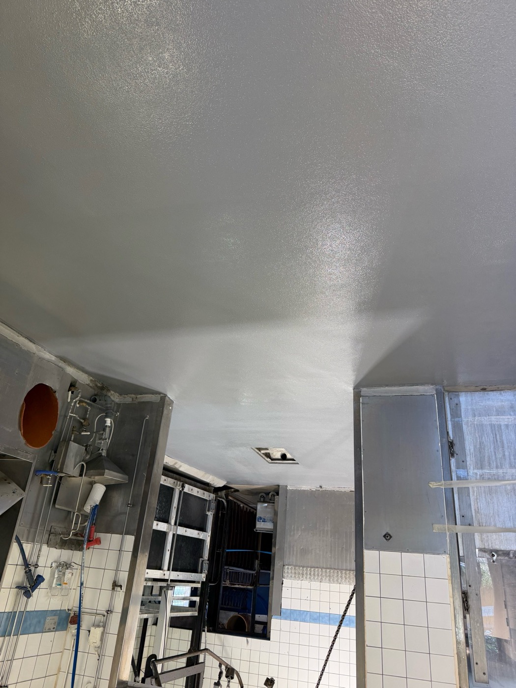 UQESH® applicerat i tak och väggvinkel hos Faringe Kött
