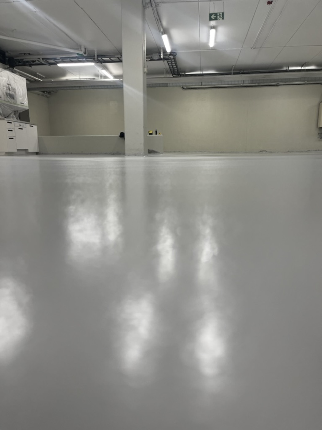 Nyinstallerat UQESH®-golv i garaget hos Hägernäshuset