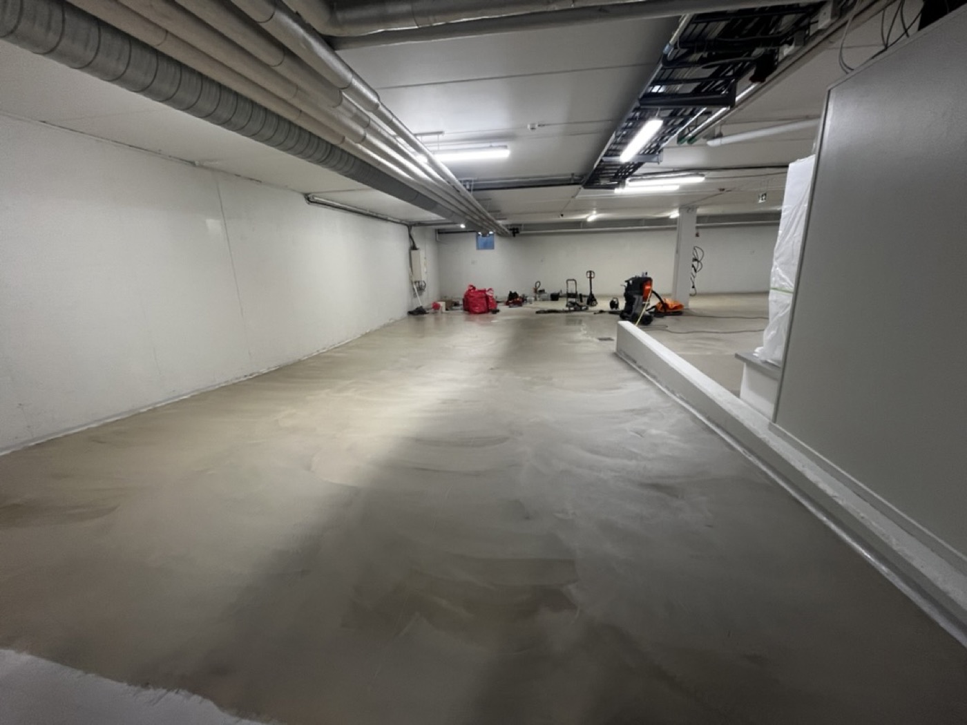 Slipning av befintliga skikt inför installation hos Hägernäshuset