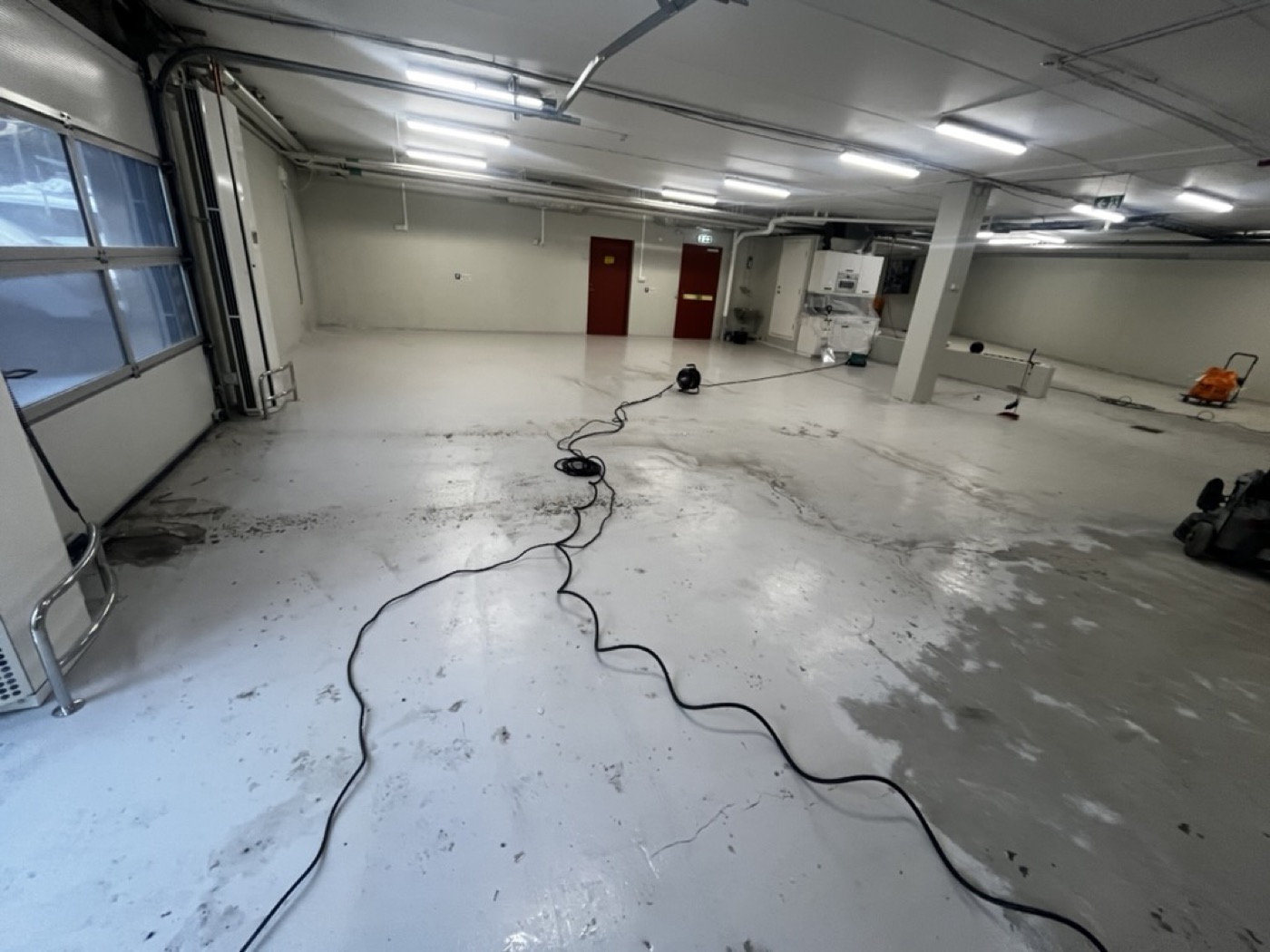 Förarbete ner till ren betong i garaget hos Hägernäshuset
