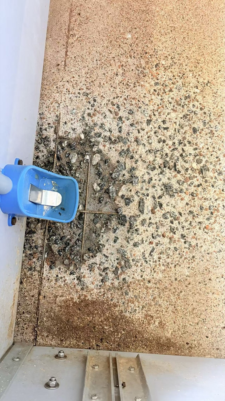 Slitet betonggolv före installation hos Nibble Gårdsgris