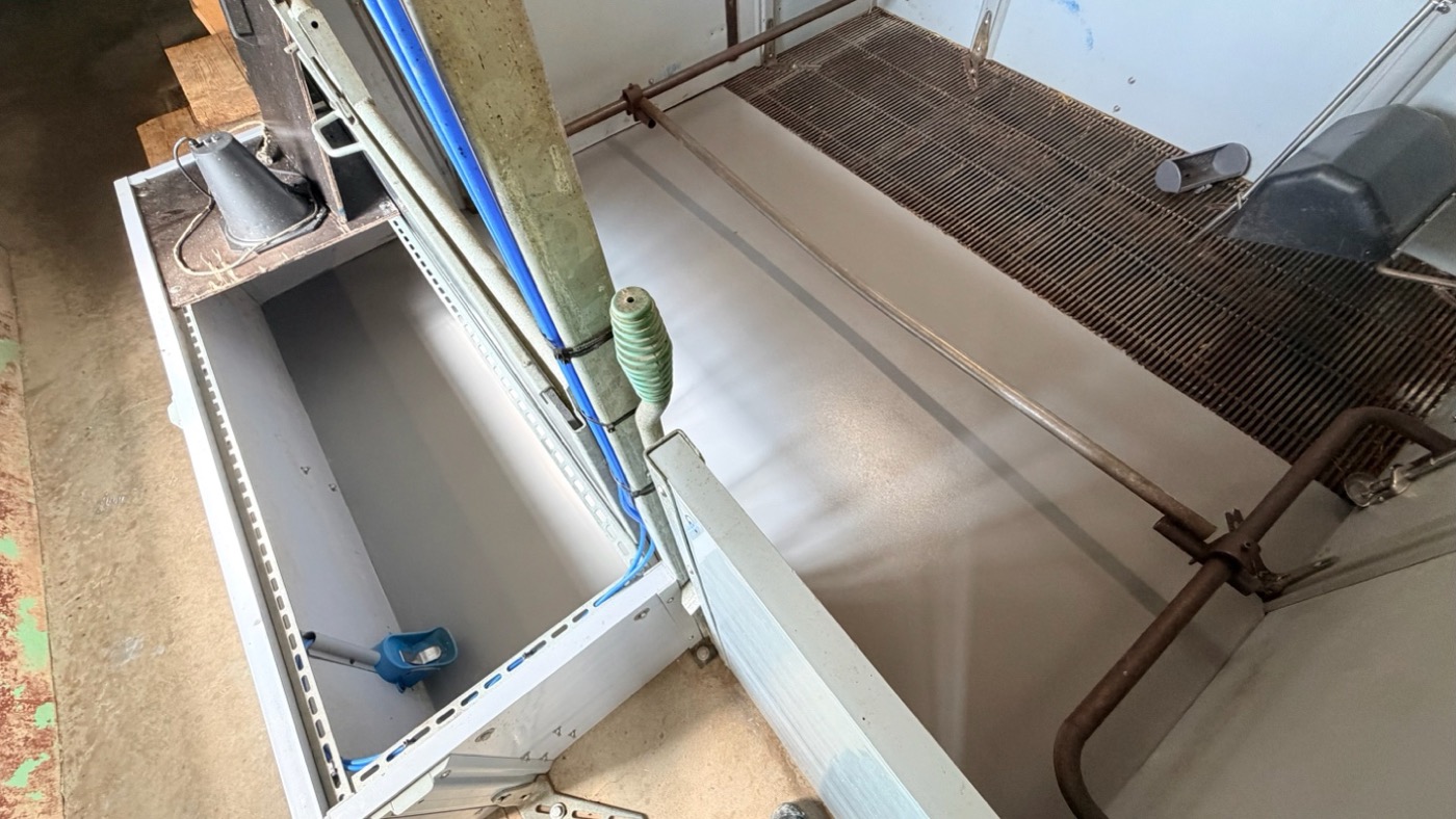 Nyinstallerat UQESH®-golv i gång mellan grisboxar