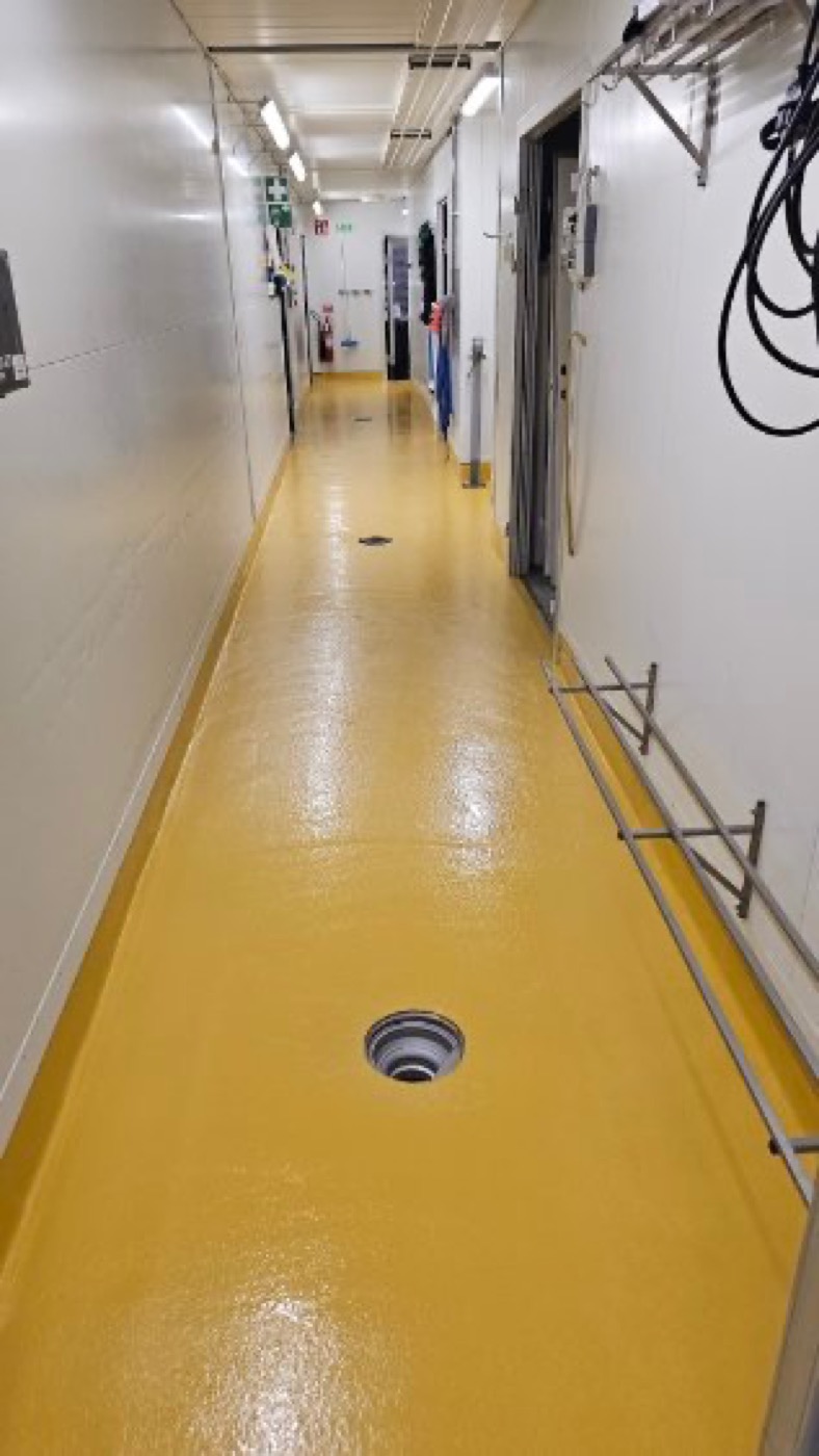 Gult UQESH®-golv i korridor hos Roslagens Slakt och Chark AB
