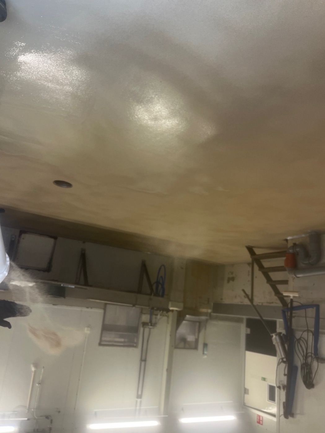 Nyinstallerat UQESH®-tak och golv hos Roslagens Slakt och Chark AB