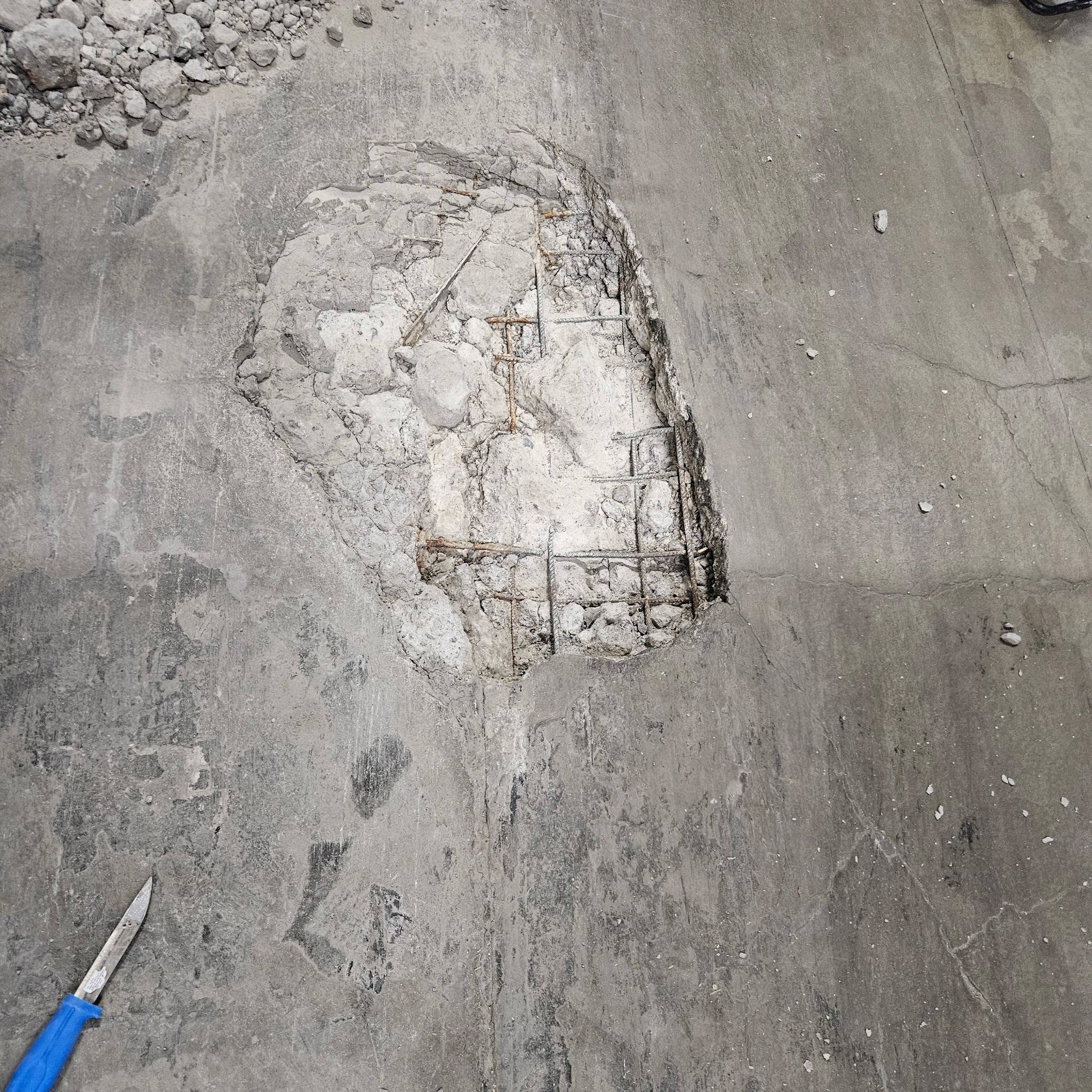 Bilad betongyta med frilagd armering hos Skanlog