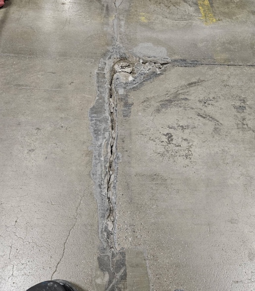 Skadad, uppsprucken betongfog hos Skanlog före reparation