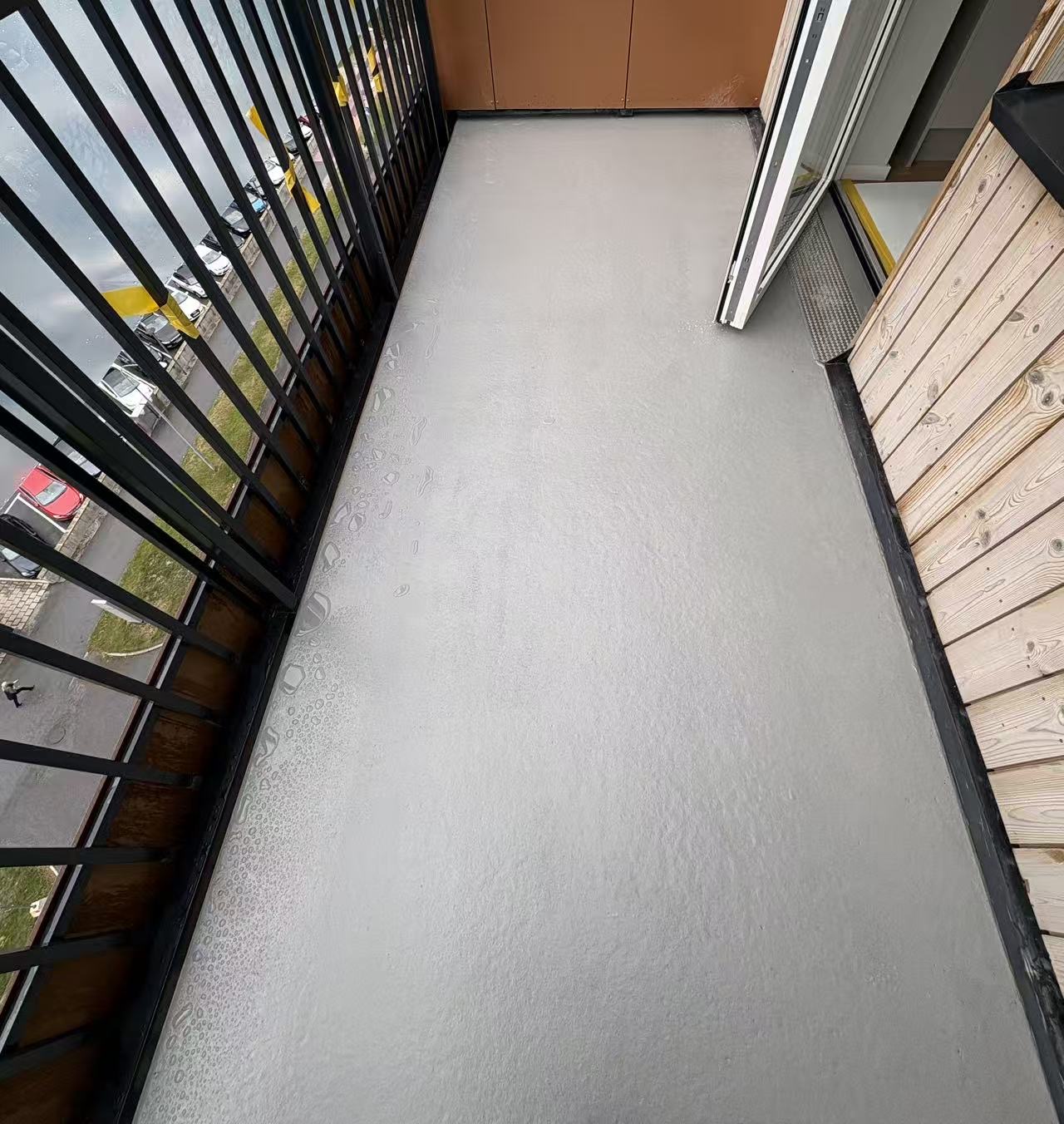 UQESH TAP på balkonggolv