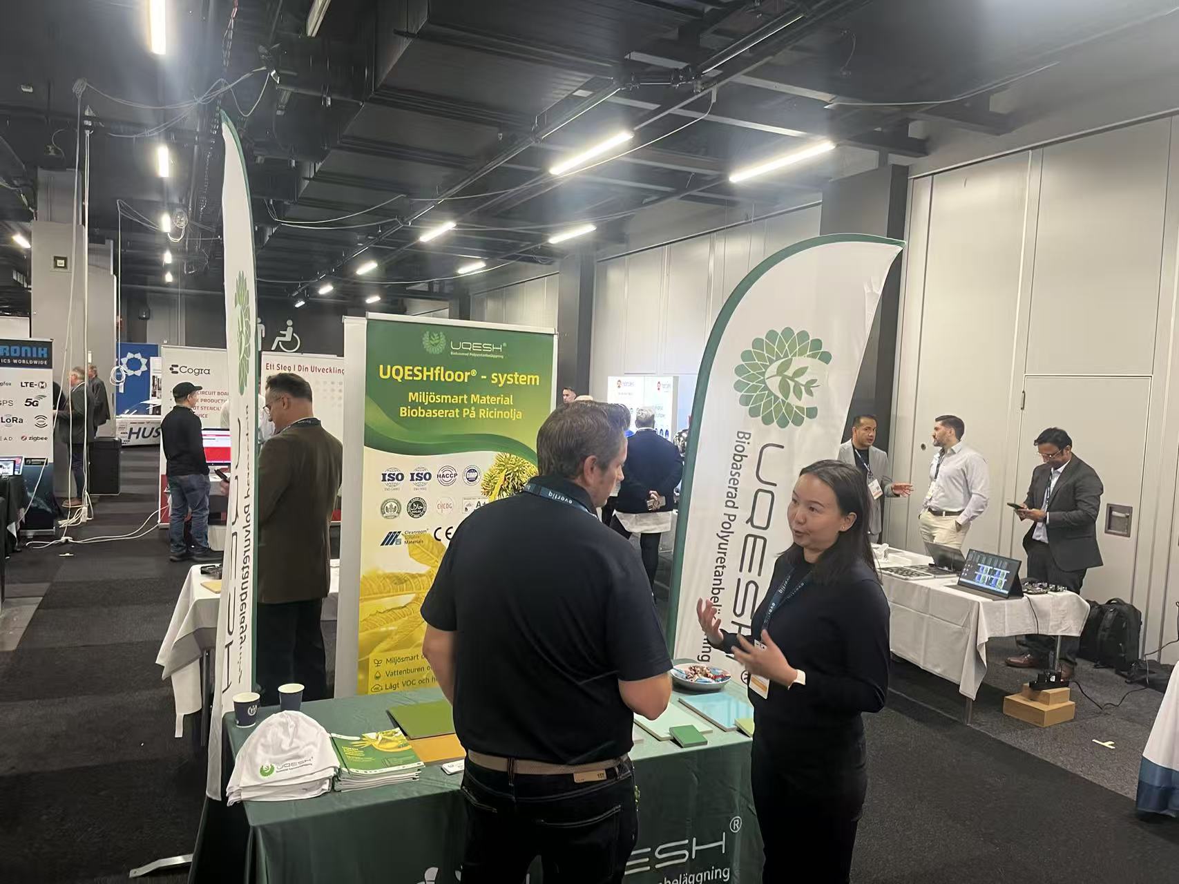 UQESH pratar med besökare på Evertiq Expo Göteborg