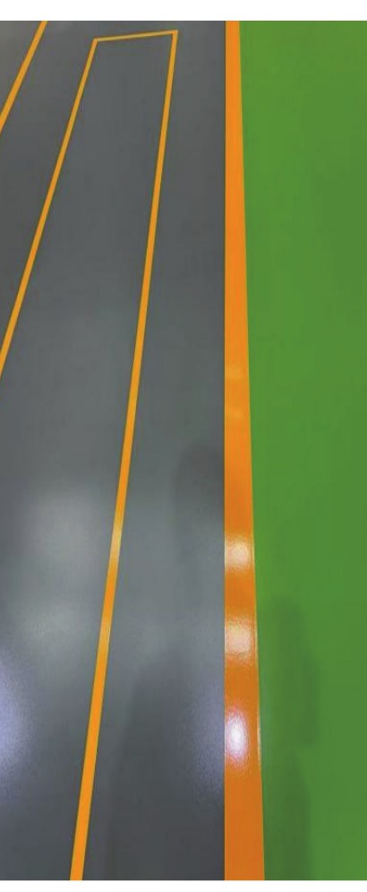 Golv med orange och grön zonmarkering