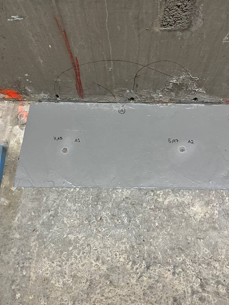 Testyta i Eskilstuna parkeringsgarage med dragprovpunkterna A1 (7,43 MPa) och A2 (5,97 MPa) markerade